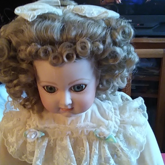 The Franklin Heirloom Be'be' Jumeau Doll - Picture 1 of 15